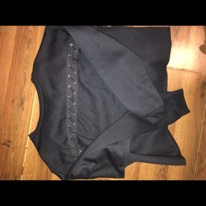 gray crewneck sweatshirt